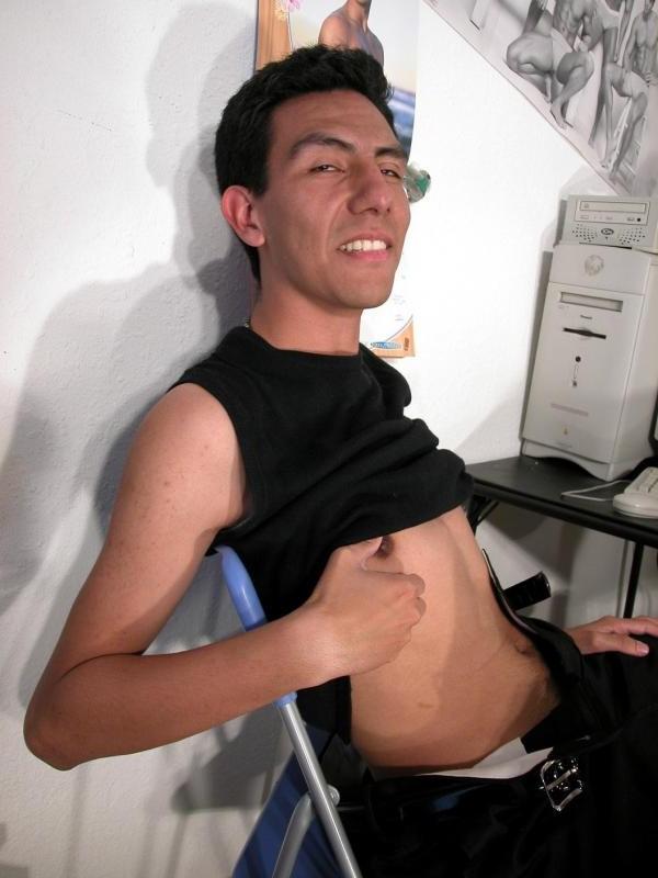 20P Latino hunk poses naked