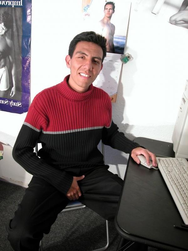 20P Latino hunk poses naked