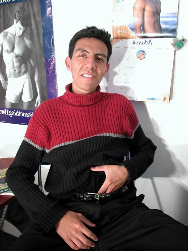 20P Latino hunk poses naked
