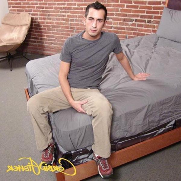 20P Amateur college hunk yanks his cock