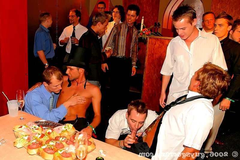 20P At church preacher gets secretely sucked by gay