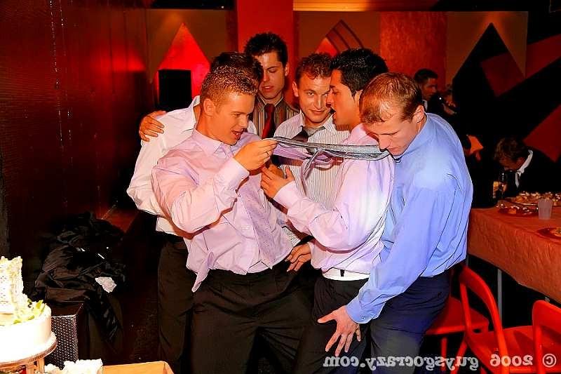 20P At church preacher gets secretely sucked by gay