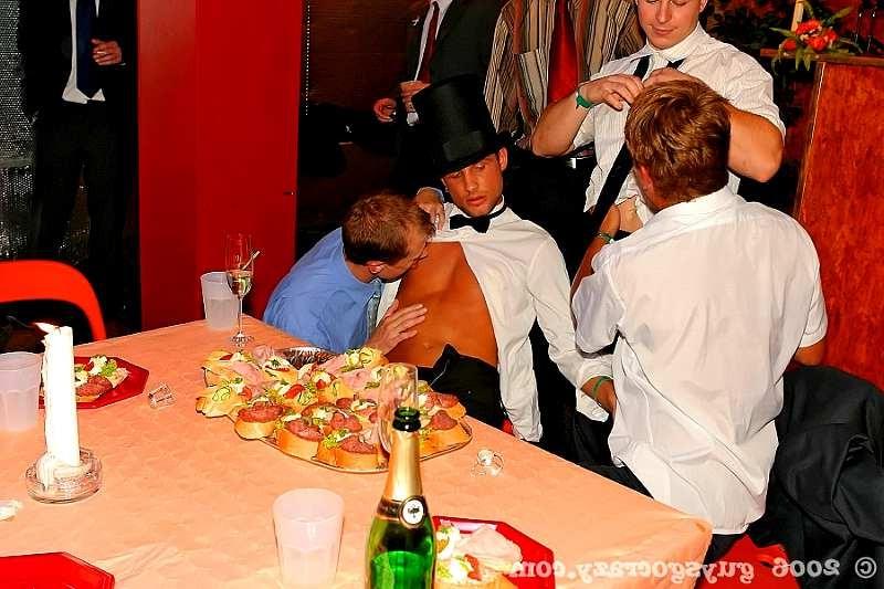 20P At church preacher gets secretely sucked by gay