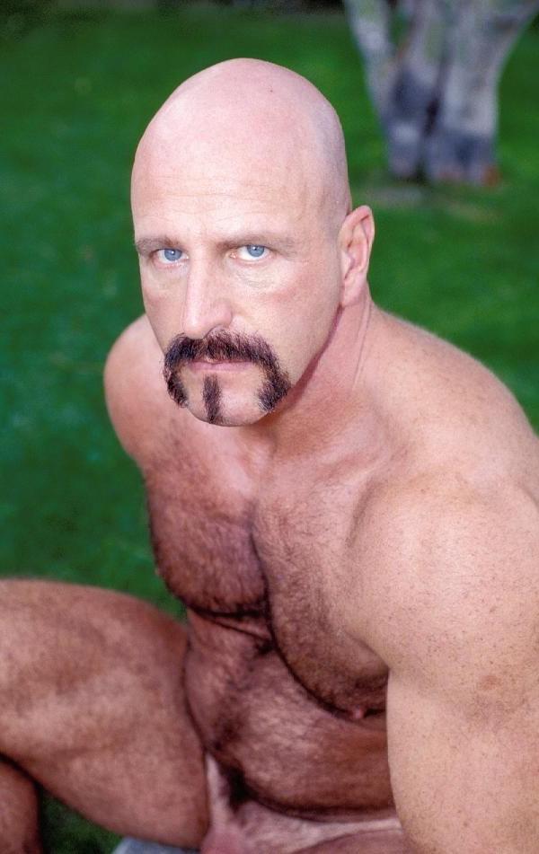 20P Nude mature man