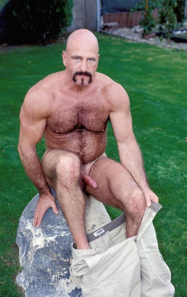 20P Nude mature man