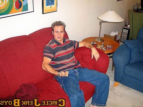14P Hunk shows off his chiseled chest