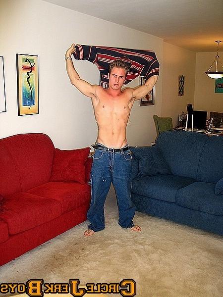 14P Hunk shows off his chiseled chest