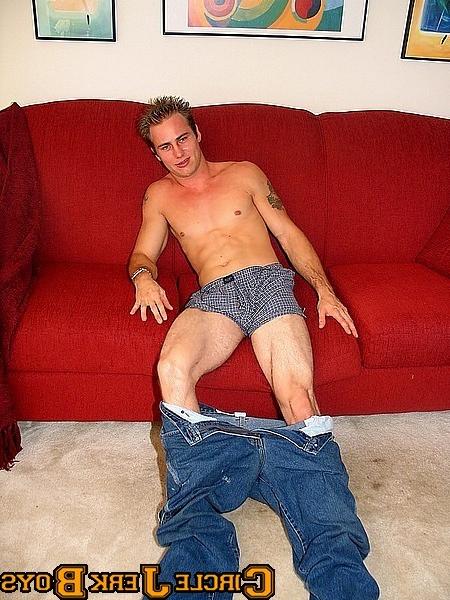 14P Hunk shows off his chiseled chest