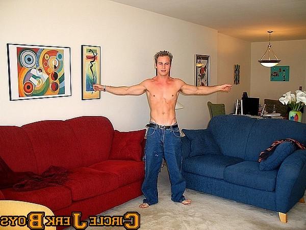 14P Hunk shows off his chiseled chest