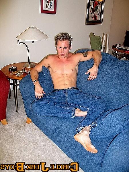 14P Hunk shows off his chiseled chest