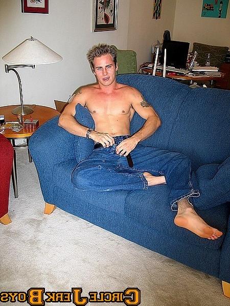 14P Hunk shows off his chiseled chest