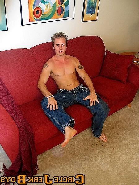 14P Hunk shows off his chiseled chest