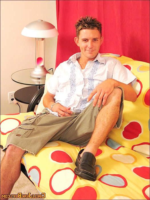 15P Sexy amateur gay undressing