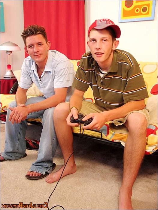 15P Two gay amateurs undressing each others