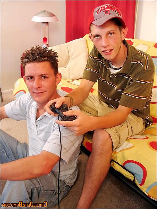15P Two gay amateurs undressing each others
