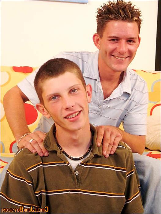 15P Two gay amateurs undressing each others