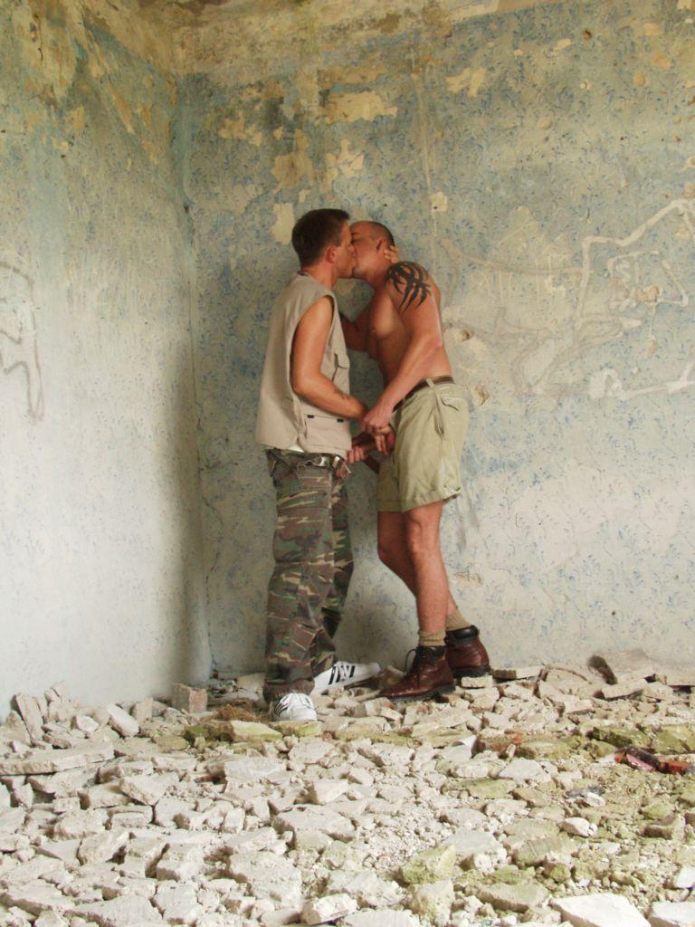 20P Horny gays enjoying an outdoor ass pounding