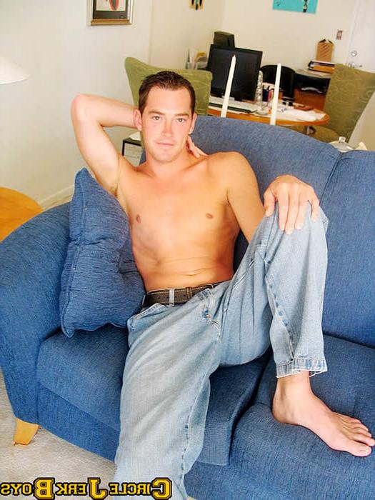 15P Amateur guy undressing and posing