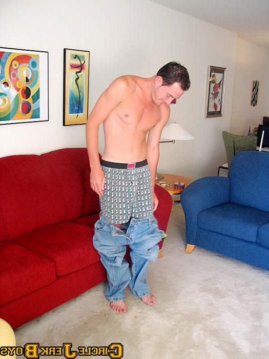 15P Amateur guy undressing and posing