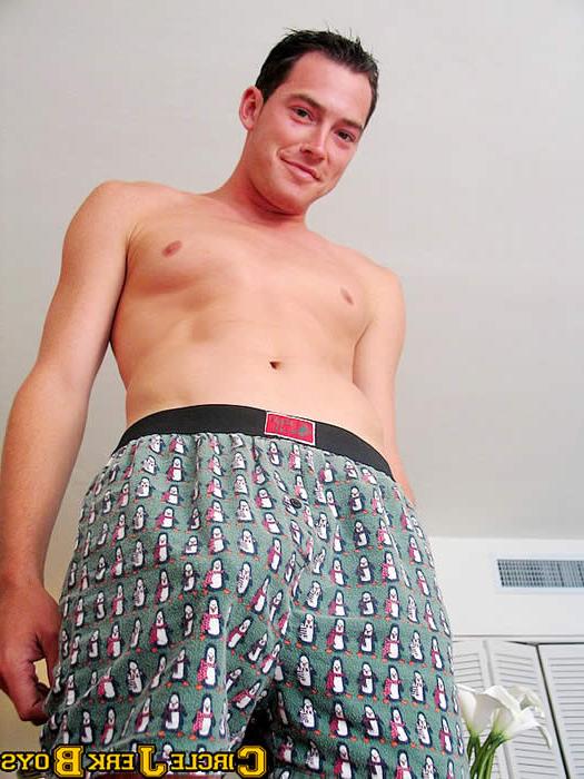 15P Amateur guy undressing and posing