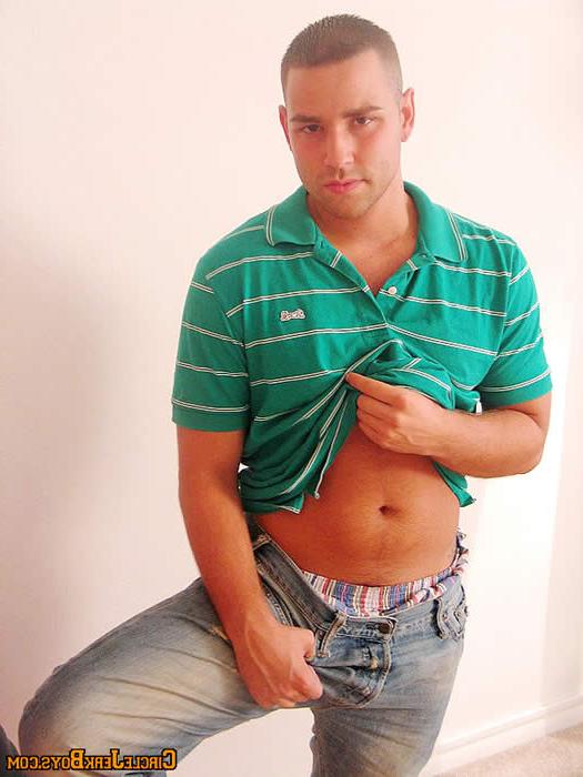 15P Straight amateur guy undressing