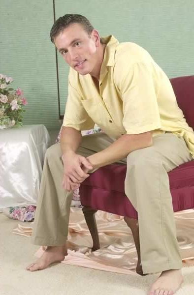 13P Amateur hunk take it all off in a living room