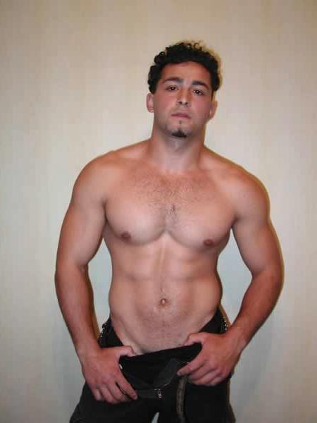 13P Muscula hunk showing his cock