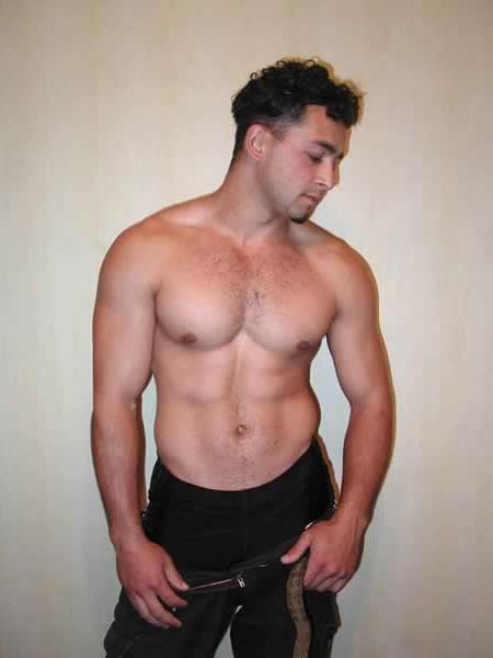 13P Muscula hunk showing his cock