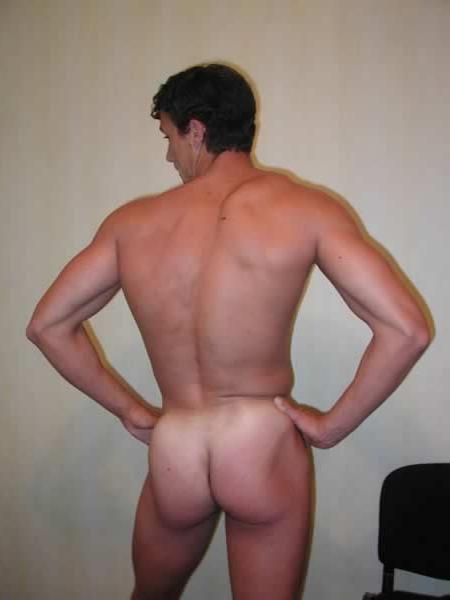 13P Muscular hunk showing off his body