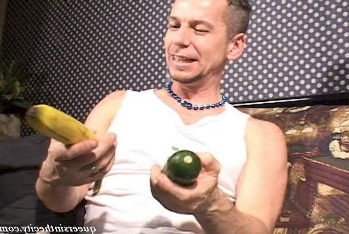 15P Gay studs playing with veggies