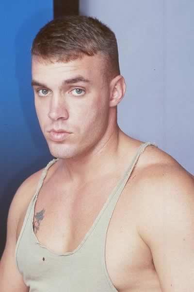 13P Musculer hunk posing nude