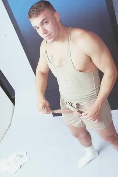 13P Musculer hunk posing nude
