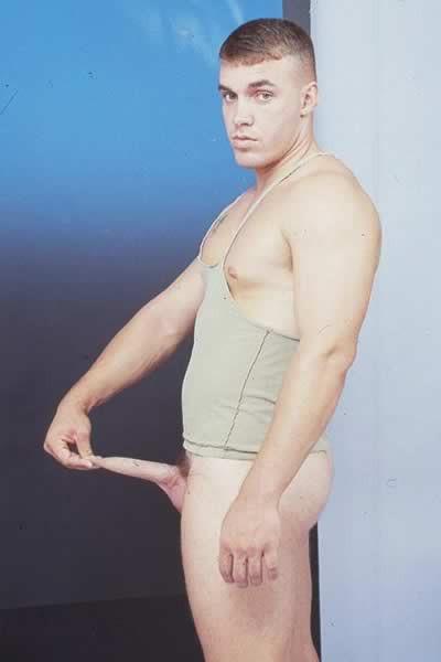 13P Musculer hunk posing nude