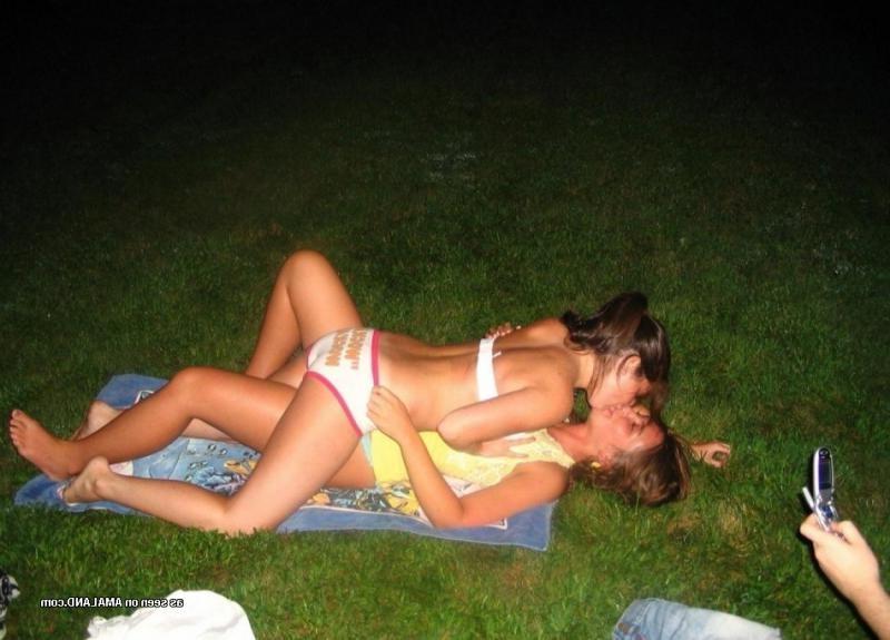 10P Lovers caught on cam while making out for their pals
