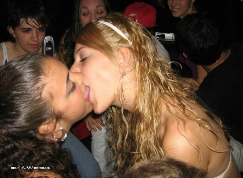 10P Lovers caught on cam while making out for their pals