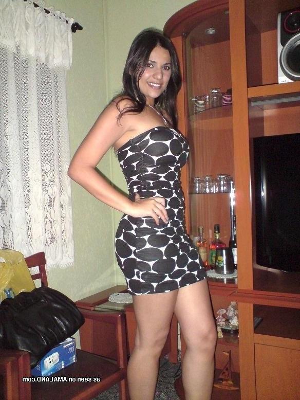 10P Collection of a hottie Spanish babe's sexy selfpics