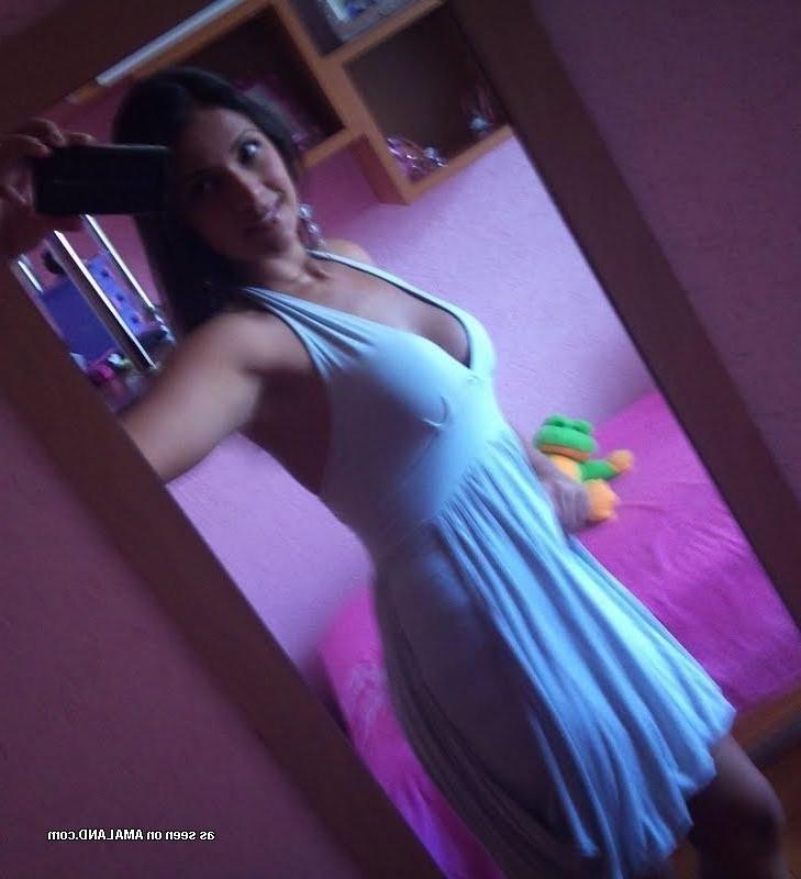 10P Collection of a hottie Spanish babe's sexy selfpics