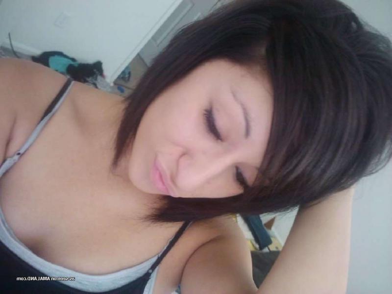 14P Slutty Spanish chick shows off her sexy tight body