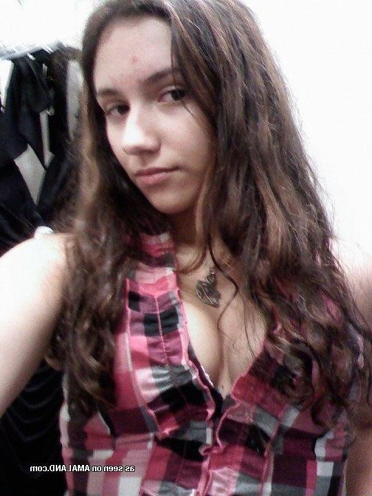 10P Spanish honey displays her fine tits while selfshooting