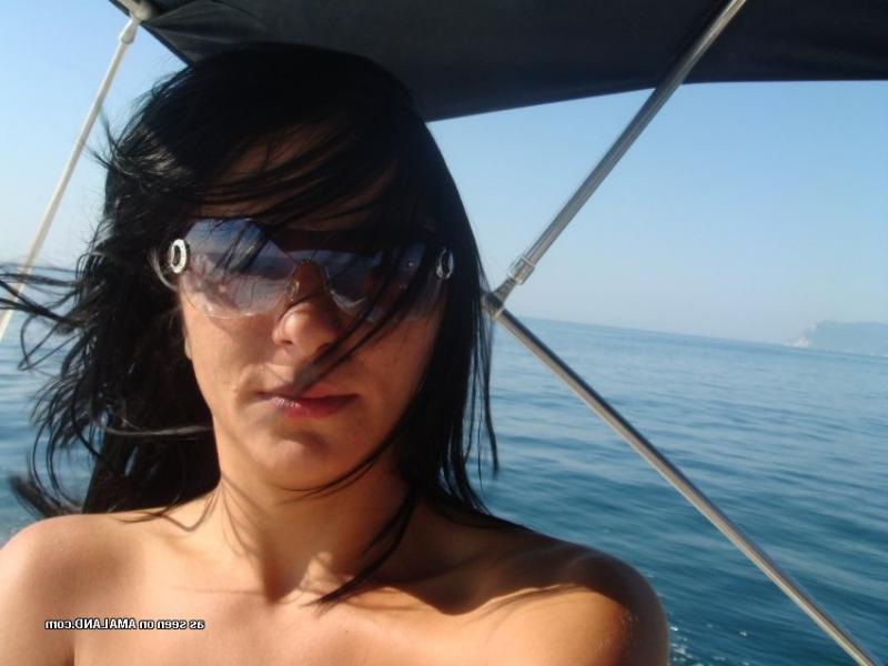 10P Amateur Spanish honey posing topless on cam