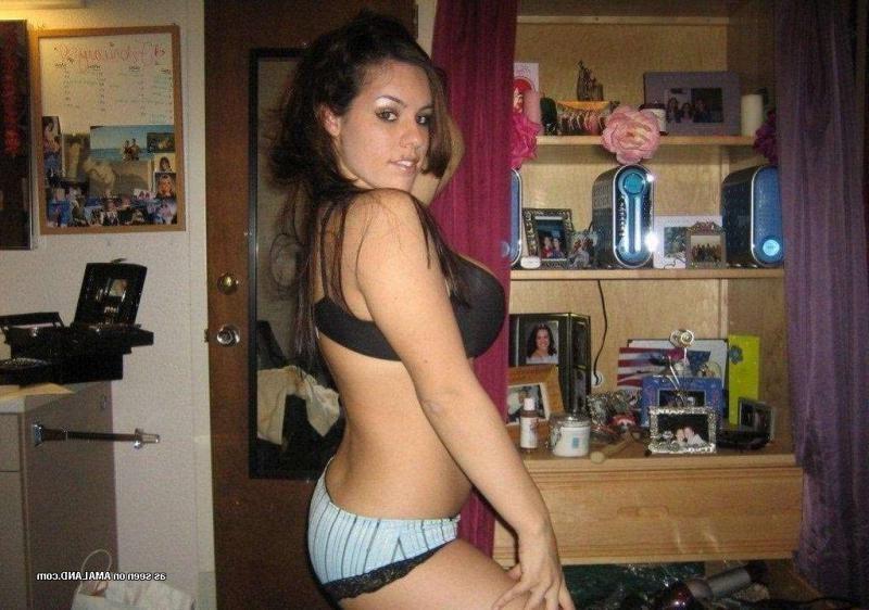14P Gallery of a curvy Spanish babe displaying her fine tits