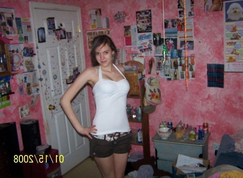 16P Photos chaudes en gros plan d'une chatte amateur humide