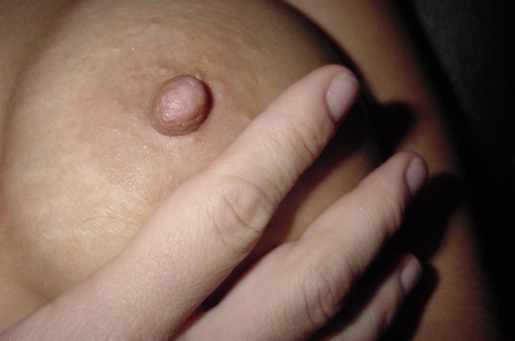 16P Pics showing busty Leslie naked and soapy in the tub and masturbating on the cou
