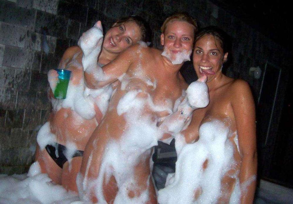 16P Amazing hot and sexy girls are caught on amateur video cam