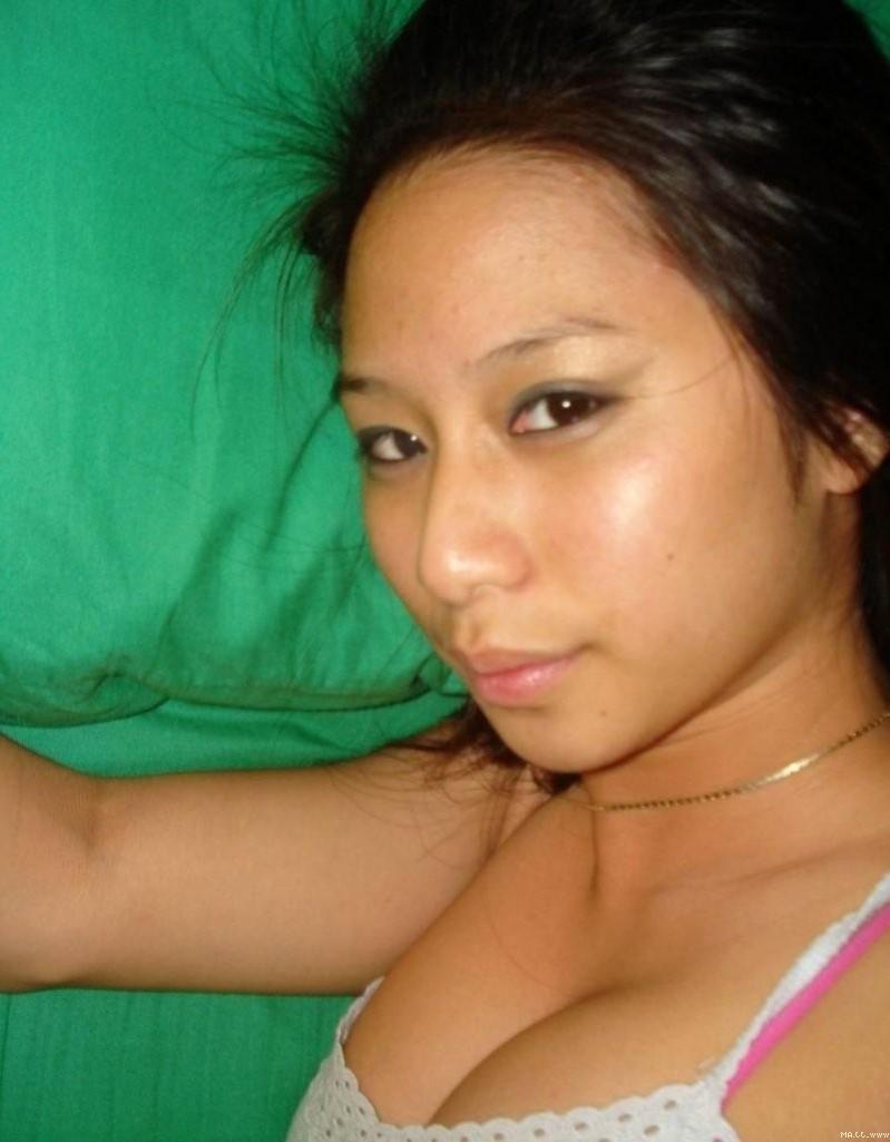 16P Hot closeup pictures of wet amateur snatch