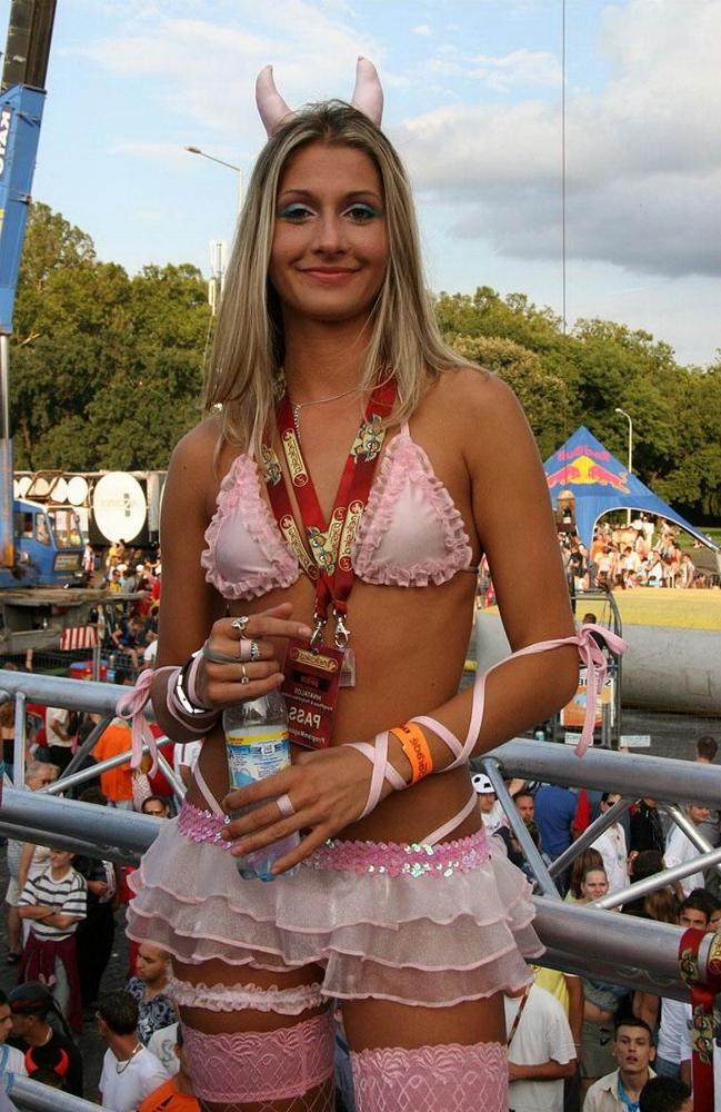 16P Amazing hot and sexy girls are caught on amateur video cam