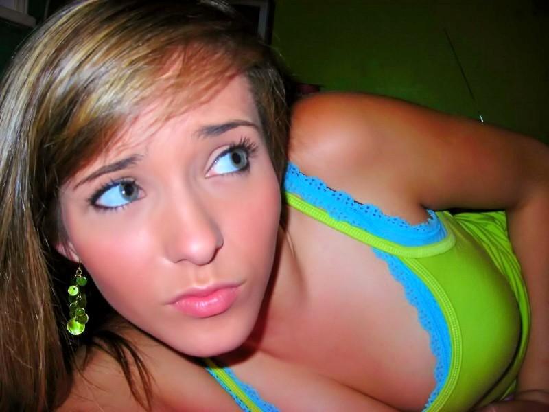 16P Amazing hot and sexy girls are caught on amateur video cam