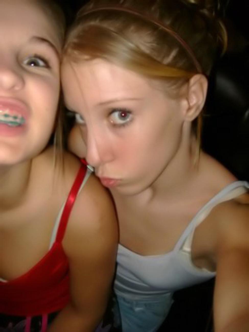 16P Hot naked babes making good use of their camera phones