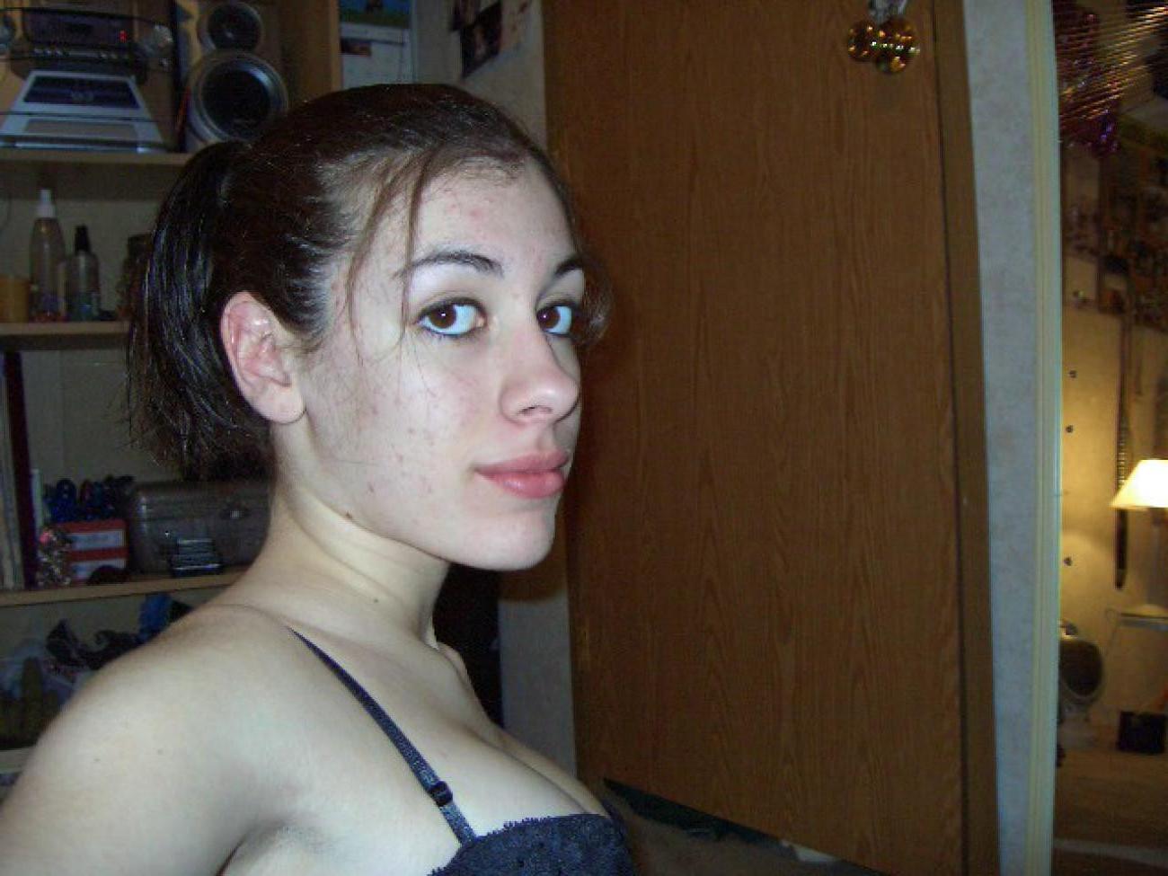 16P Hot naked babes making good use of their camera phones