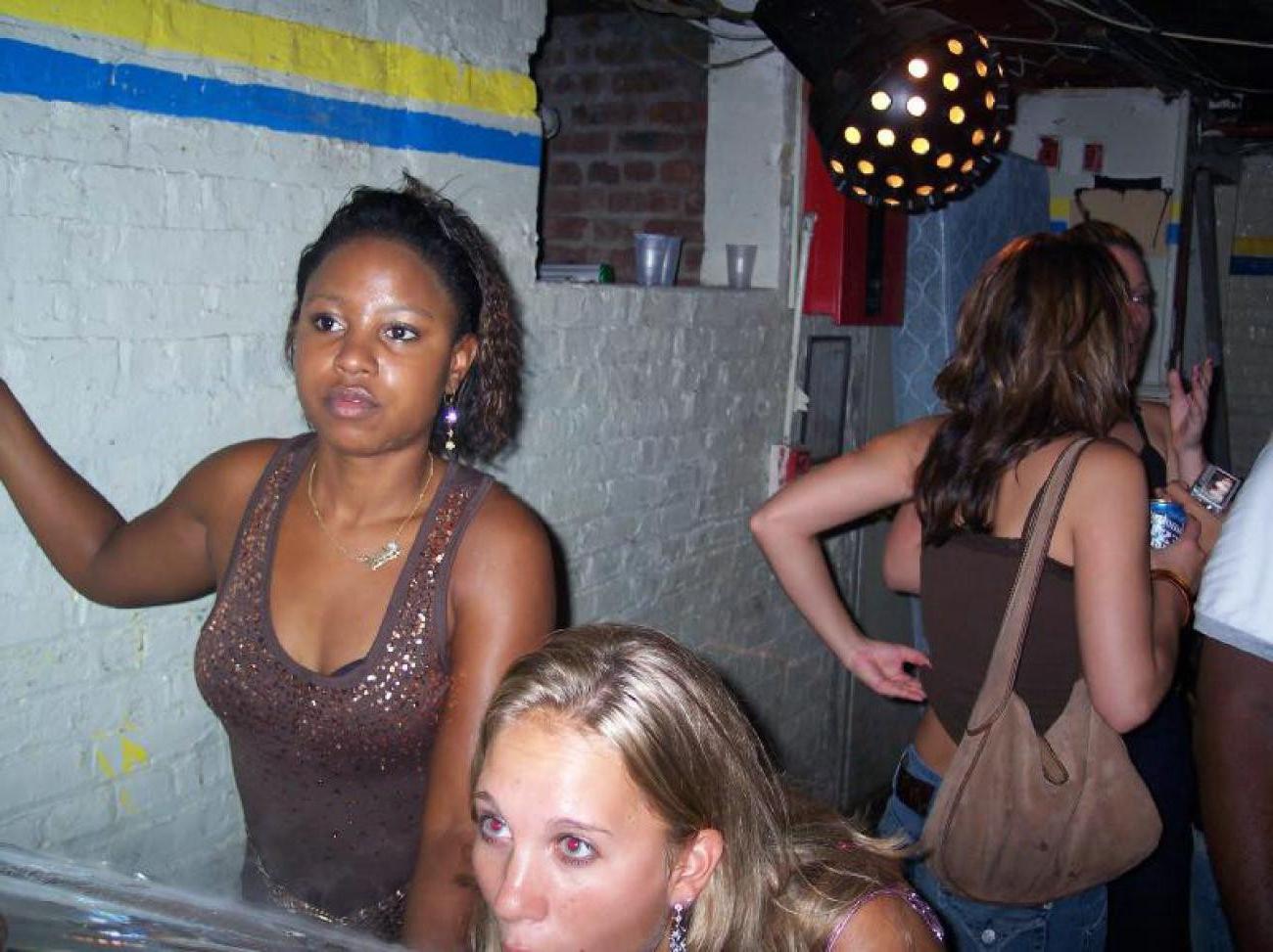 16P Hot naked babes making good use of their camera phones
